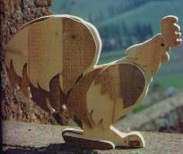 opera di Michelangeli, gallo in legno